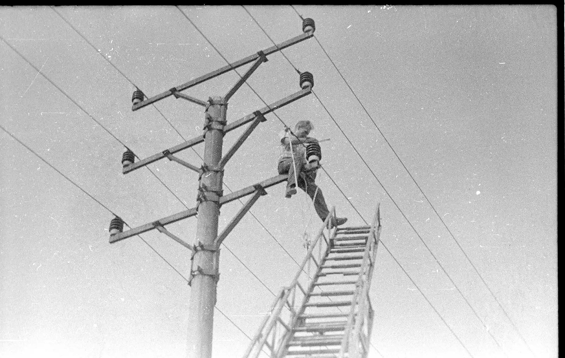 Pracovník na elektrickom stĺpe